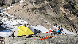 <strong>Applebee in the sun</strong></br>
                        Applebee Dome is a climber’s campground at the Bugaboos, offering a slightly cheaper alternative to the hut.